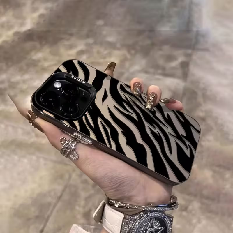 Zebra Pattern Black Advanced I - Apple Iphone 16 recension och pris