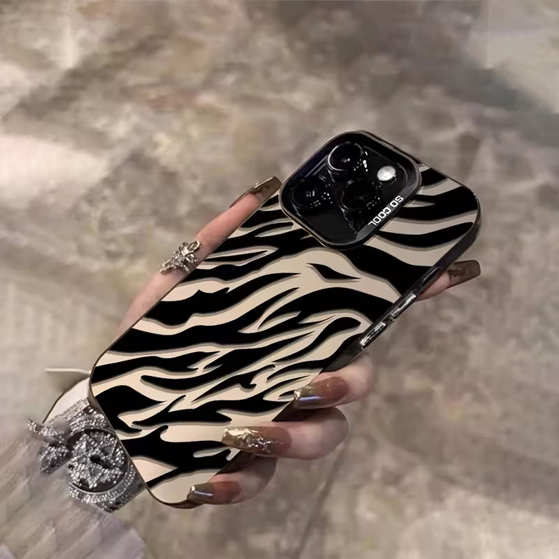Zebra Pattern Black Advanced I - Apple Iphone 16 recension och pris