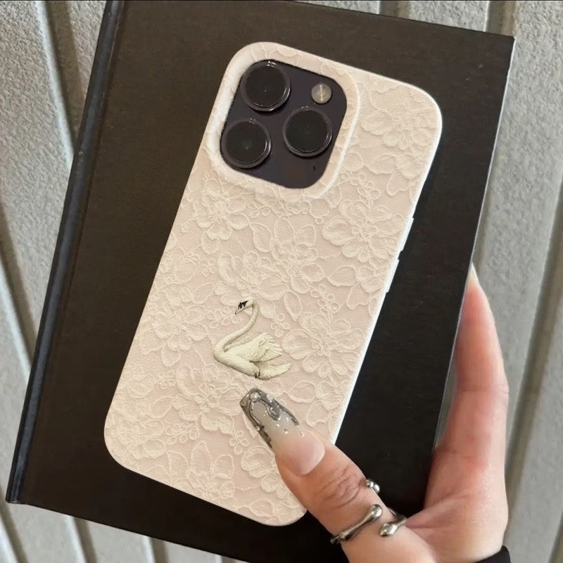 Lace Swan Pattern Lychee Textu - Apple Iphone 16 recension och pris